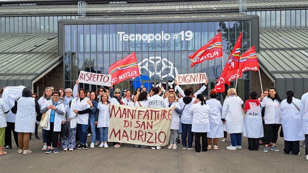 Sciopero contro Max Mara: il presidio delle lavoratrici di Manifattura San Maurizio alla presentazione del “Polo della Moda”