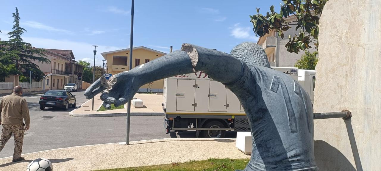 Statua di Gigi Riva danneggiata a martellate, il colpevole in caserma: «Avevo bevuto, chiedo scusa»