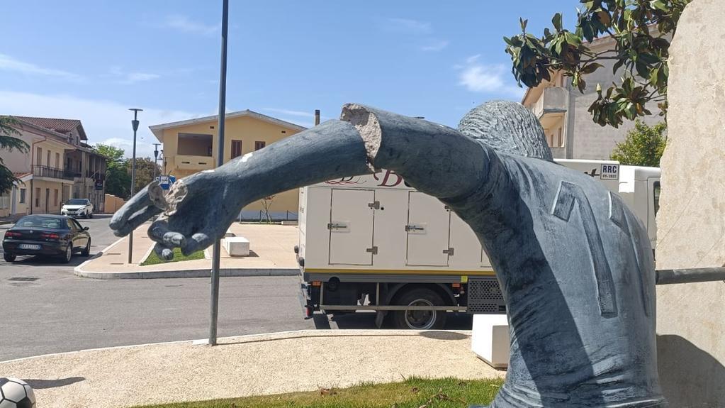 Statua di Gigi Riva danneggiata a martellate, il colpevole in caserma: «Avevo bevuto, chiedo scusa»