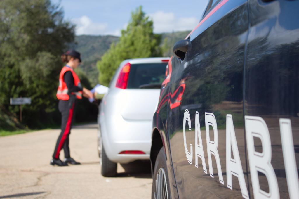Non si ferma all’alt, scappa e poi cade: denunciato dai carabinieri