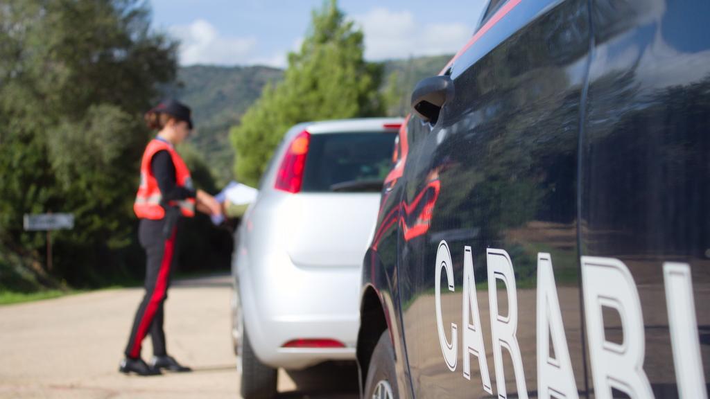 Non si ferma all’alt, scappa e poi cade: denunciato dai carabinieri