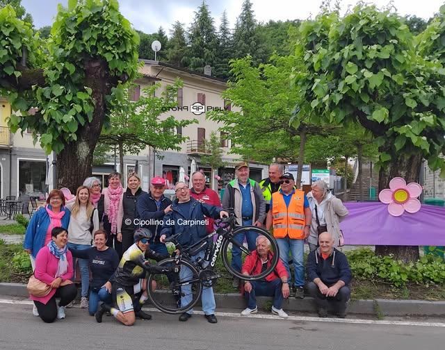 Giro d’Italia, a Carpineti Cipollino ricrea il “lancio” virale della bicicletta
