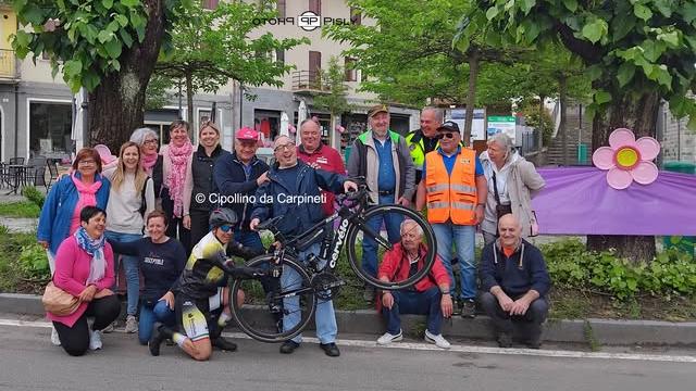 Giro d’Italia, a Carpineti Cipollino ricrea il “lancio” virale della bicicletta