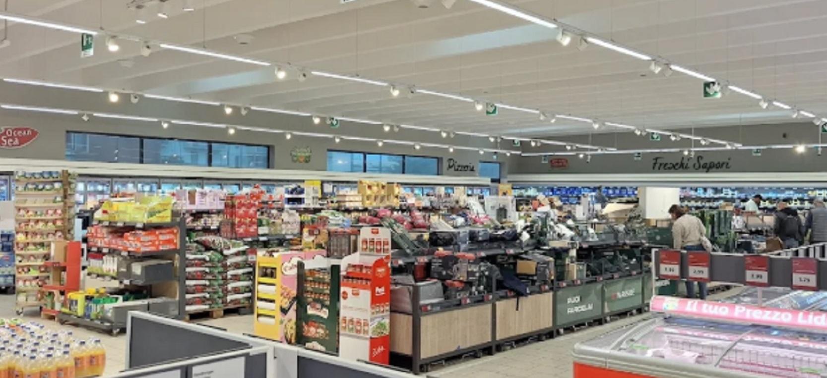 La Lidl di viale Ippolito Nievo (foto d'archivio)