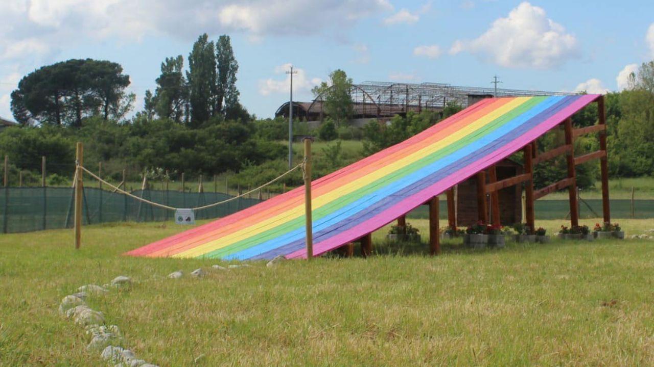 Pontedera, inaugurato il Ponte dell’Arcobaleno: il primo luogo in Italia per ricordare gli amici a quattro zampe che non ci sono più