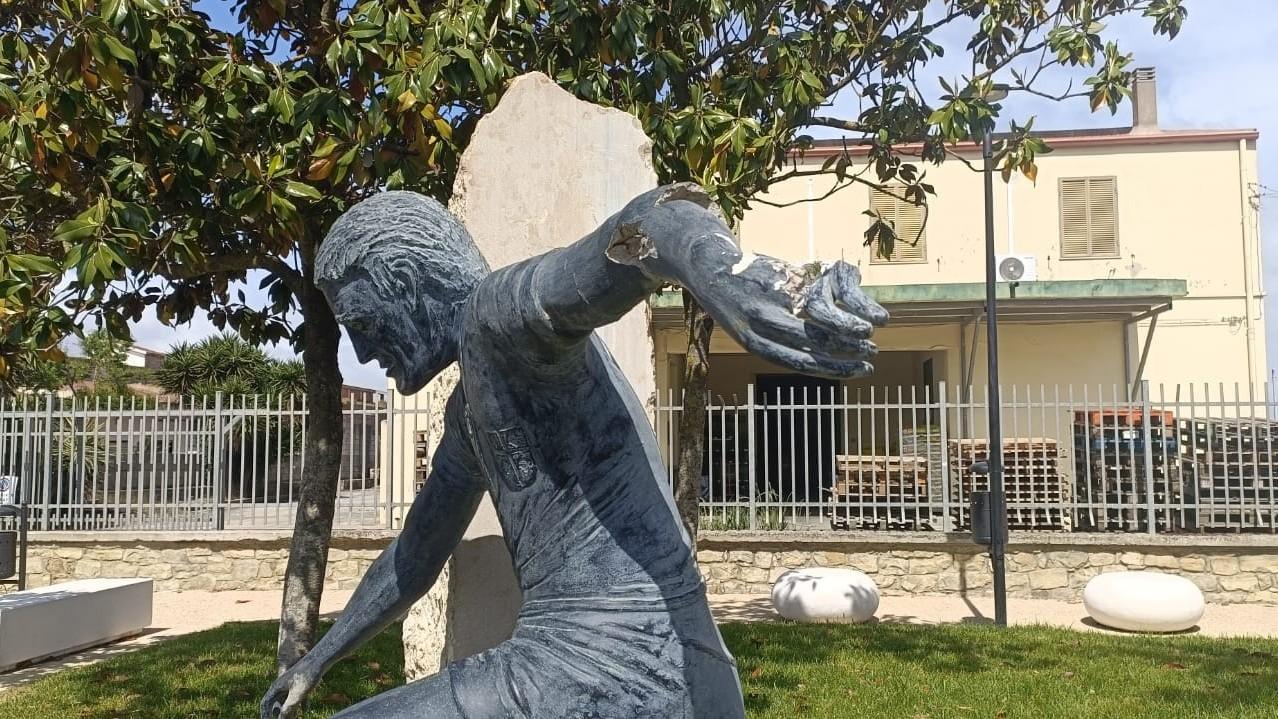 Statua di Gigi Riva distrutta, il sindaco Umberto Oppus: «Mille euro di danni»
