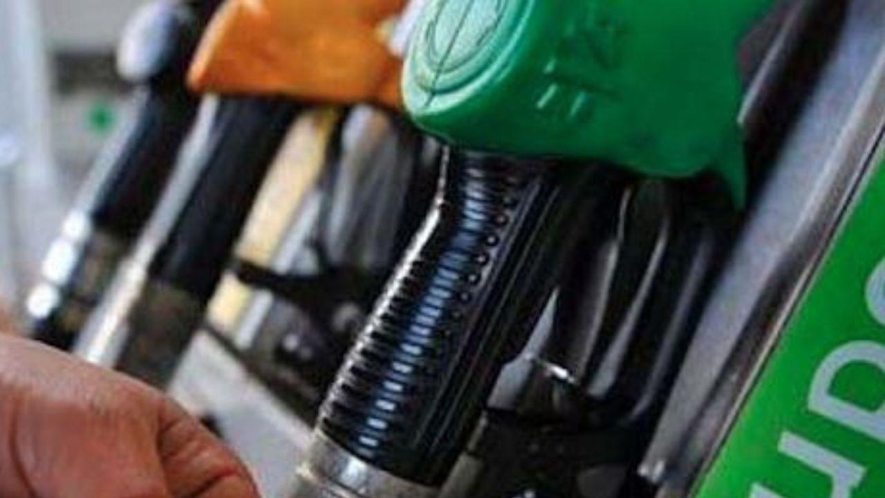 Fiamme alla pompa di benzina (Foto di repertorio)