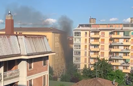 Incendio in via Verdi: un furgone a fuoco
