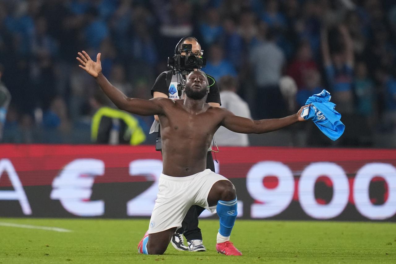 Napoli-Cagliari: il Napoli batte il Cagliari 2-0  ed è campione d’Italia