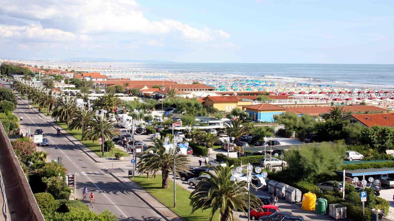 Il lungomare di Marina di Pietrasanta (foto d'archivio)