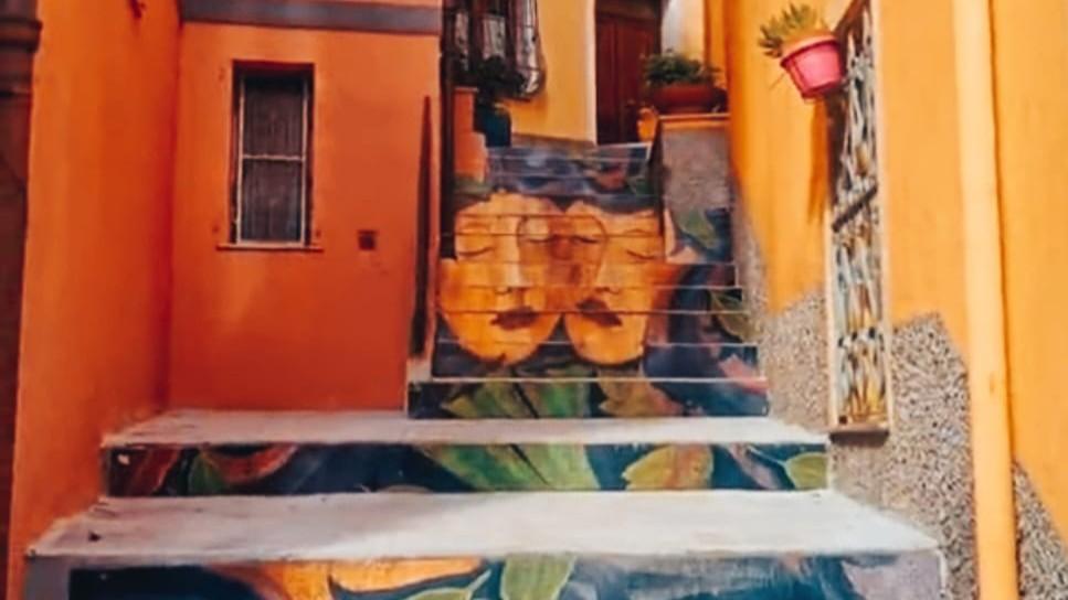 “Le gradinate dei sensi” a Orune, l’arte e i colori di Angelo Maggi animano gli scorci del paese