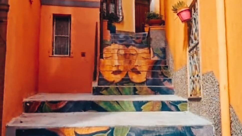 “Le gradinate dei sensi” a Orune, l’arte e i colori di Angelo Maggi animano gli scorci del paese