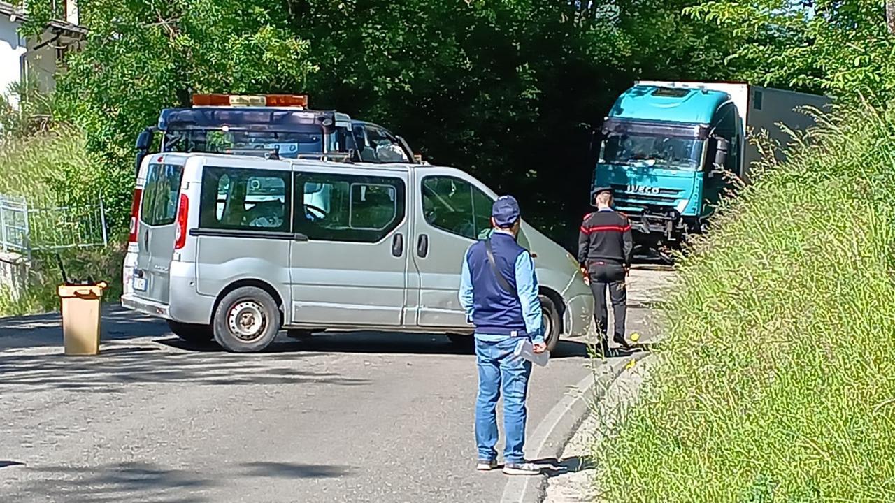 Castelnovo Monti, scontro tra un auto e un camion: ferito in modo molto grave un 22enne