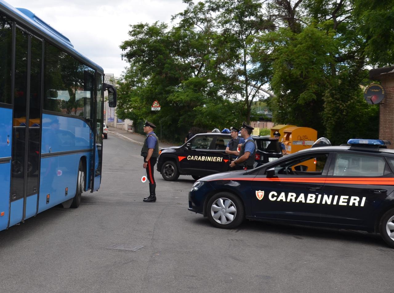 In sei sul pullman senza biglietto, intervengono i carabinieri