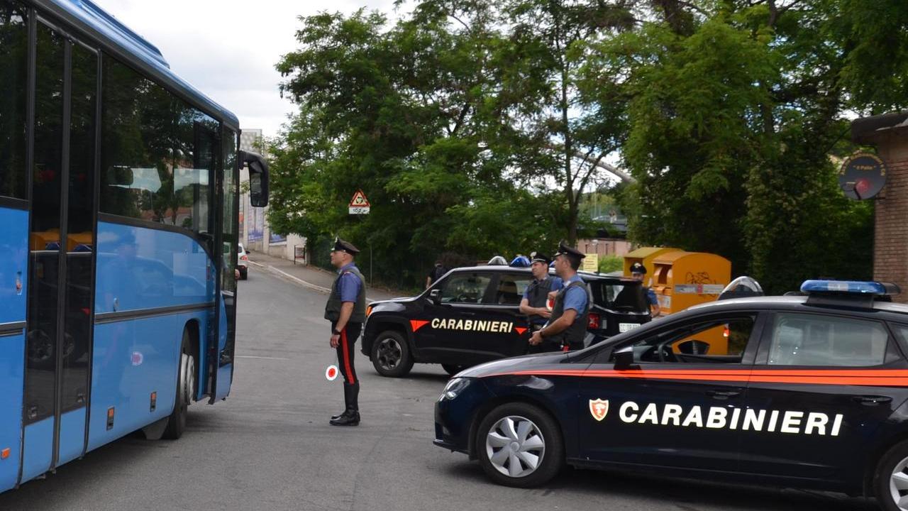 In sei sul pullman senza biglietto, intervengono i carabinieri