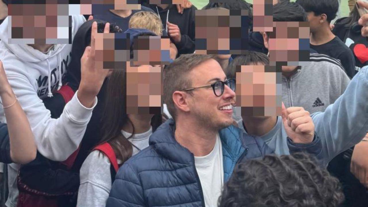 
	Max Felicitas con i ragazzi dell&rsquo;Isis Foresi Brignetti


