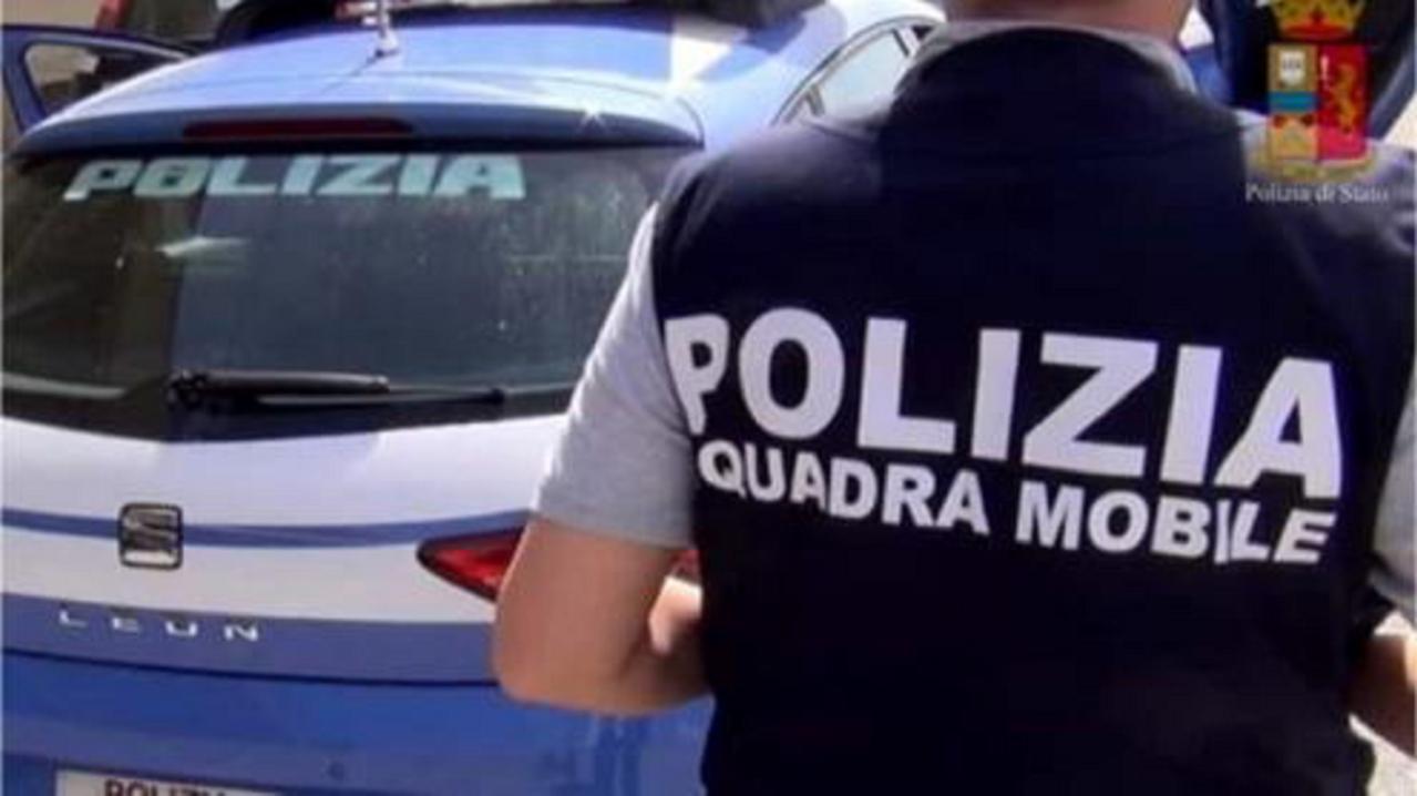 Un agente della Squadra mobile (foto d'archivio)