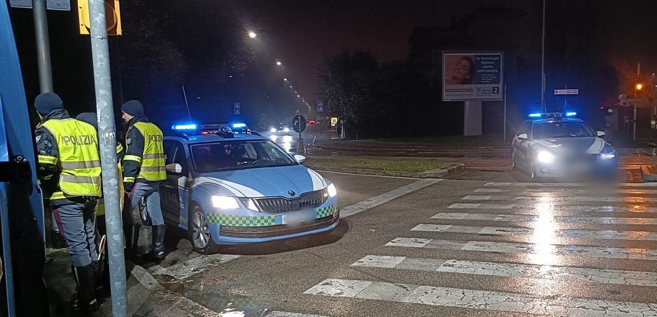 Controlli della Polizia stradale: dieci patenti ritirate e due auto sequestrate