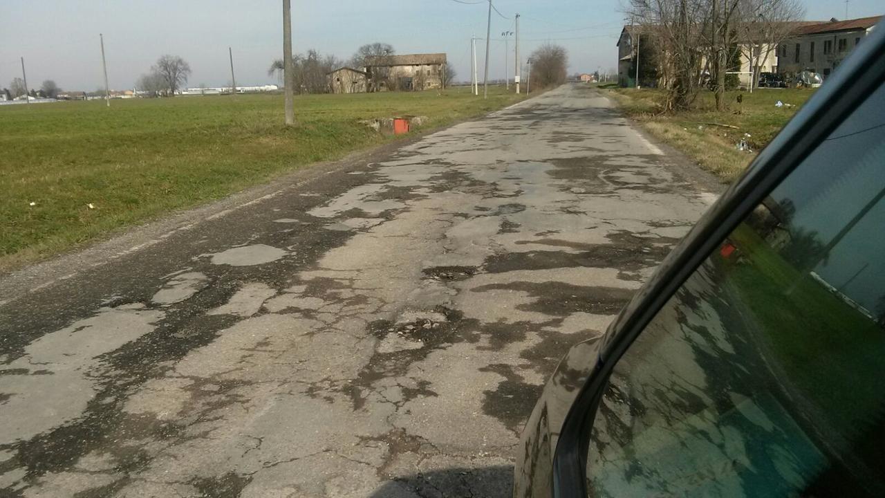 La strada della Razza piena di buche e dissestata