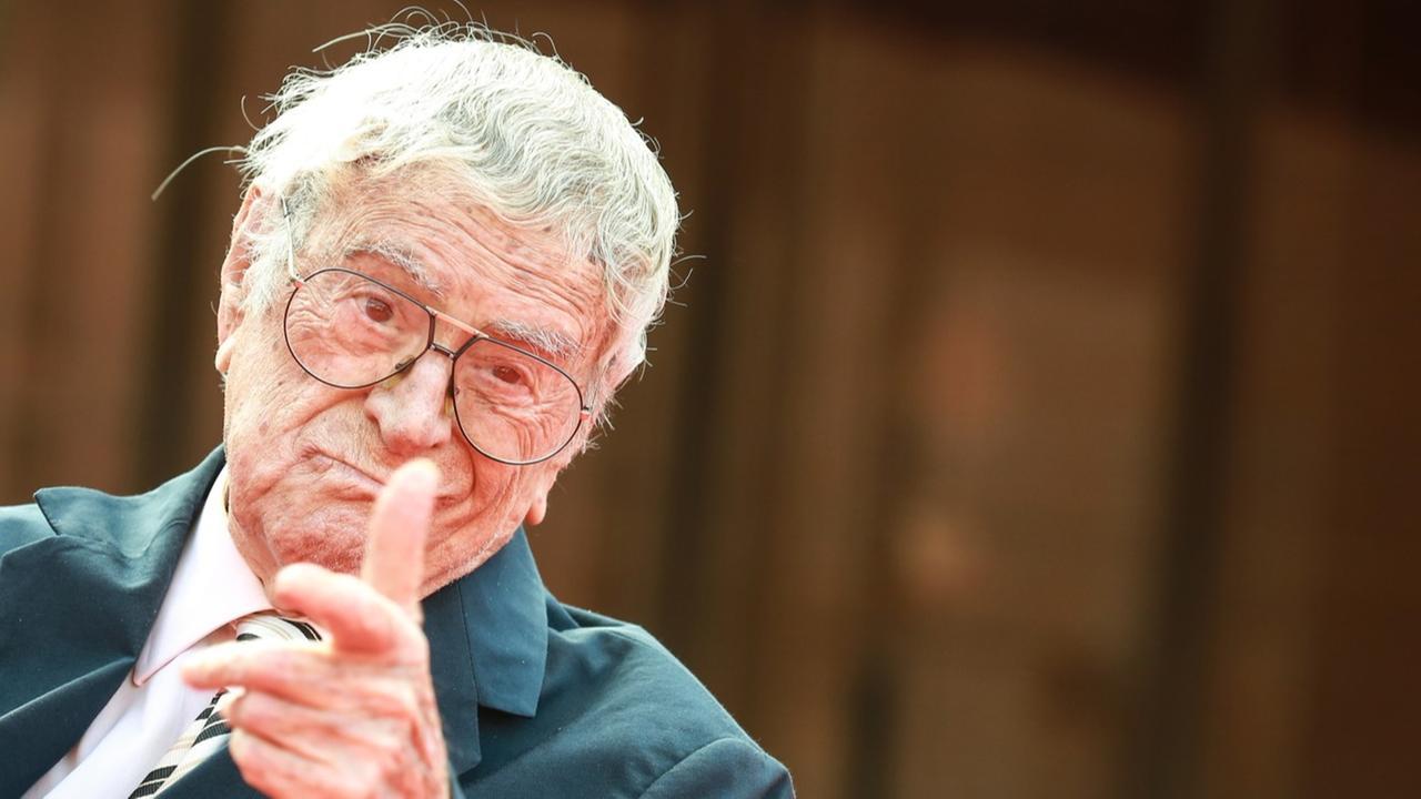 Le mille vite di Raffaele Pisu: partigiano, attore, conduttore tv e gelataio nella sua Sardegna