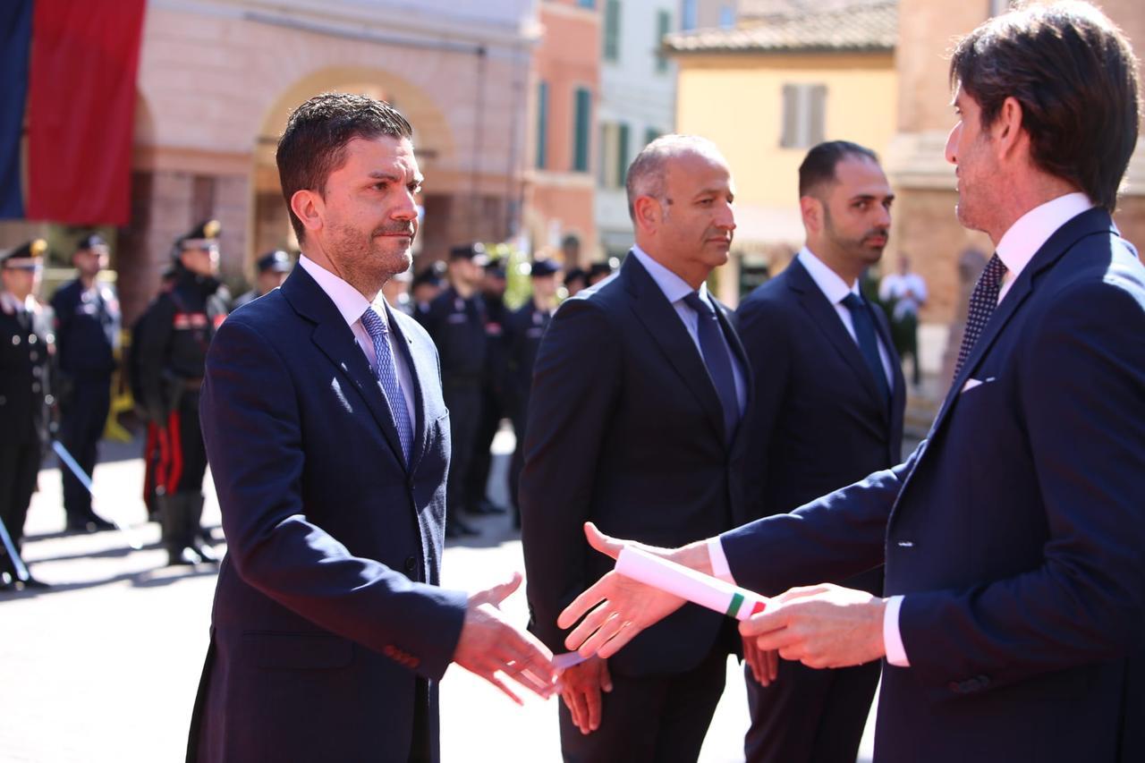 La sua casa viene messa all’asta e lui minaccia di suicidarsi: il negoziatore dei carabinieri lo convince a scendere dal tetto