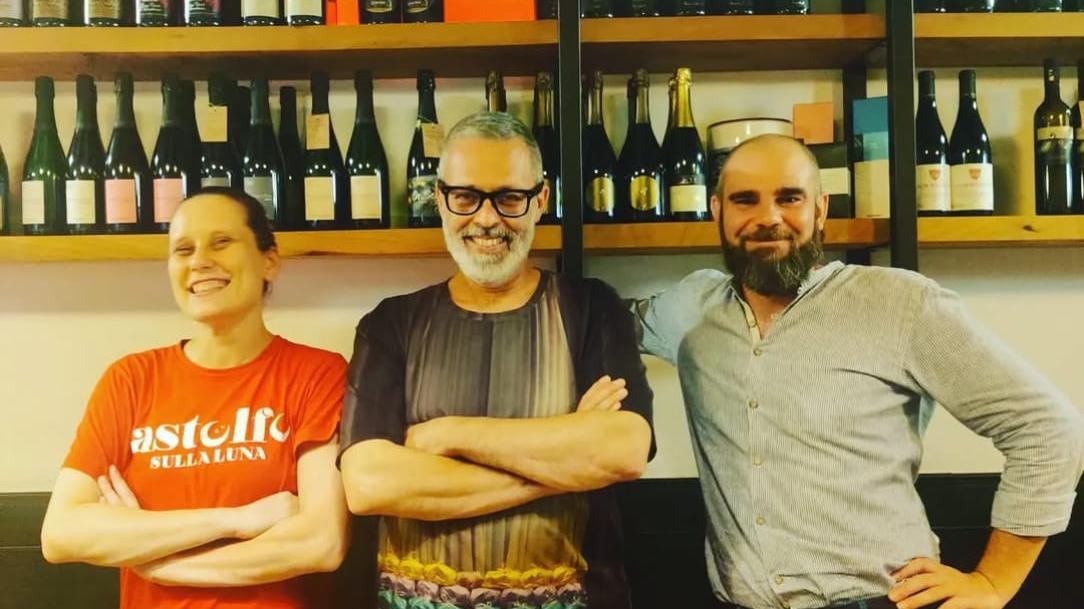 “Astolfo sulla Luna” chiude e cambia gestione: una grande festa per l’ultimo saluto