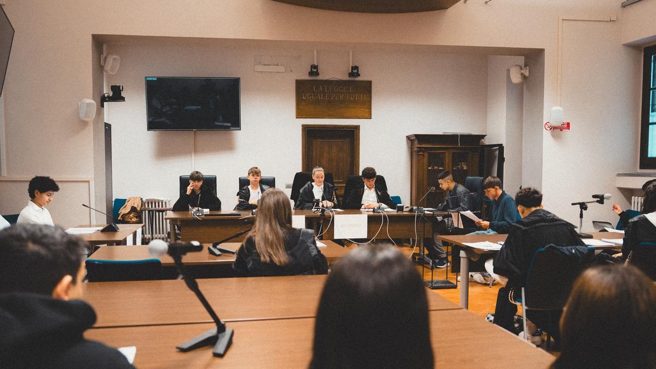 Firenze, bullismo e cyberbullismo: gli studenti simulano il processo nell’aula del Tribunale dei minori