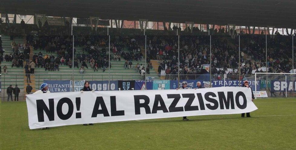 Uno striscione contro il razzismo