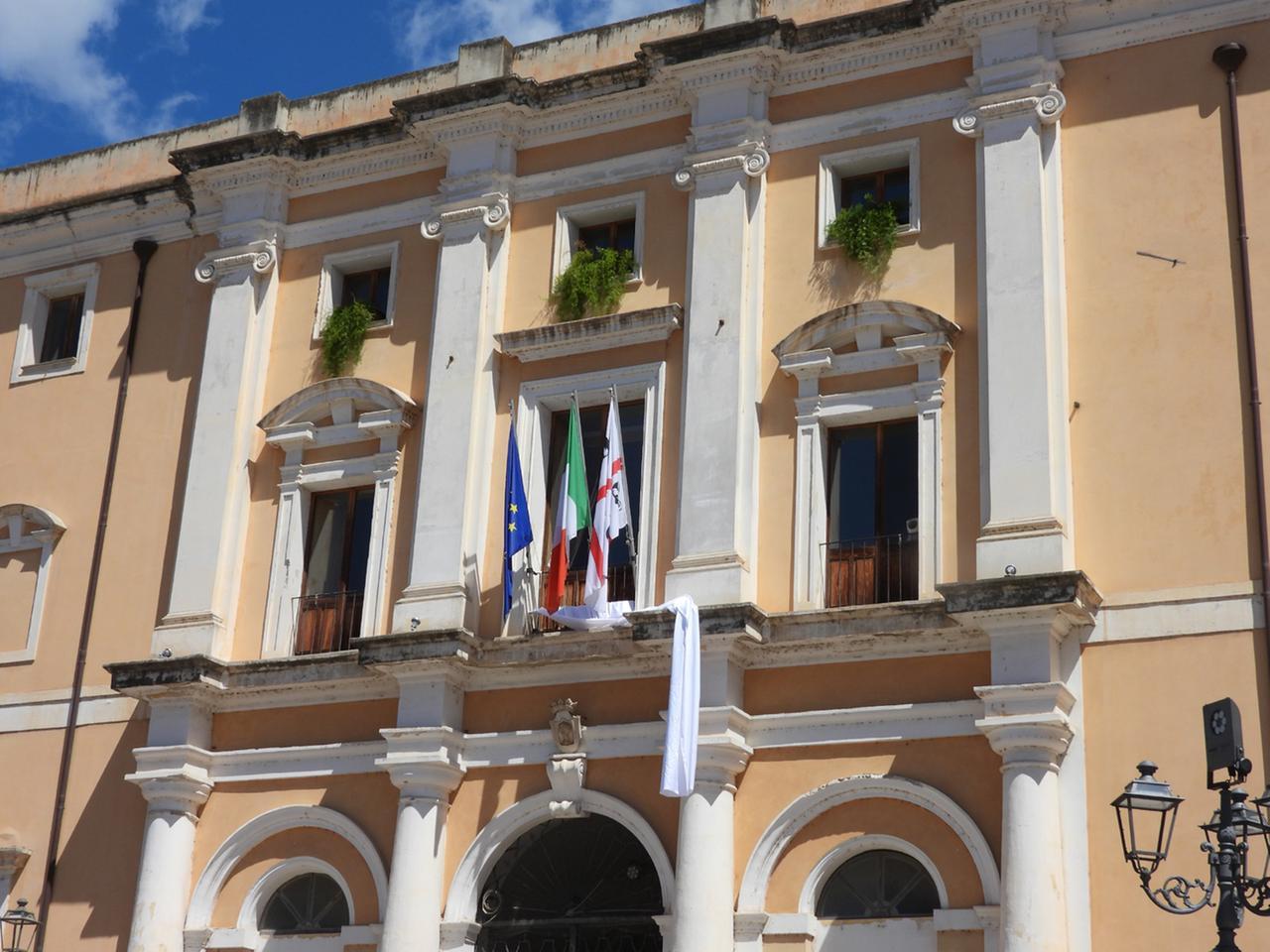 Lenzuola bianche sulle facciate dei municipi contro il massacro di Gaza