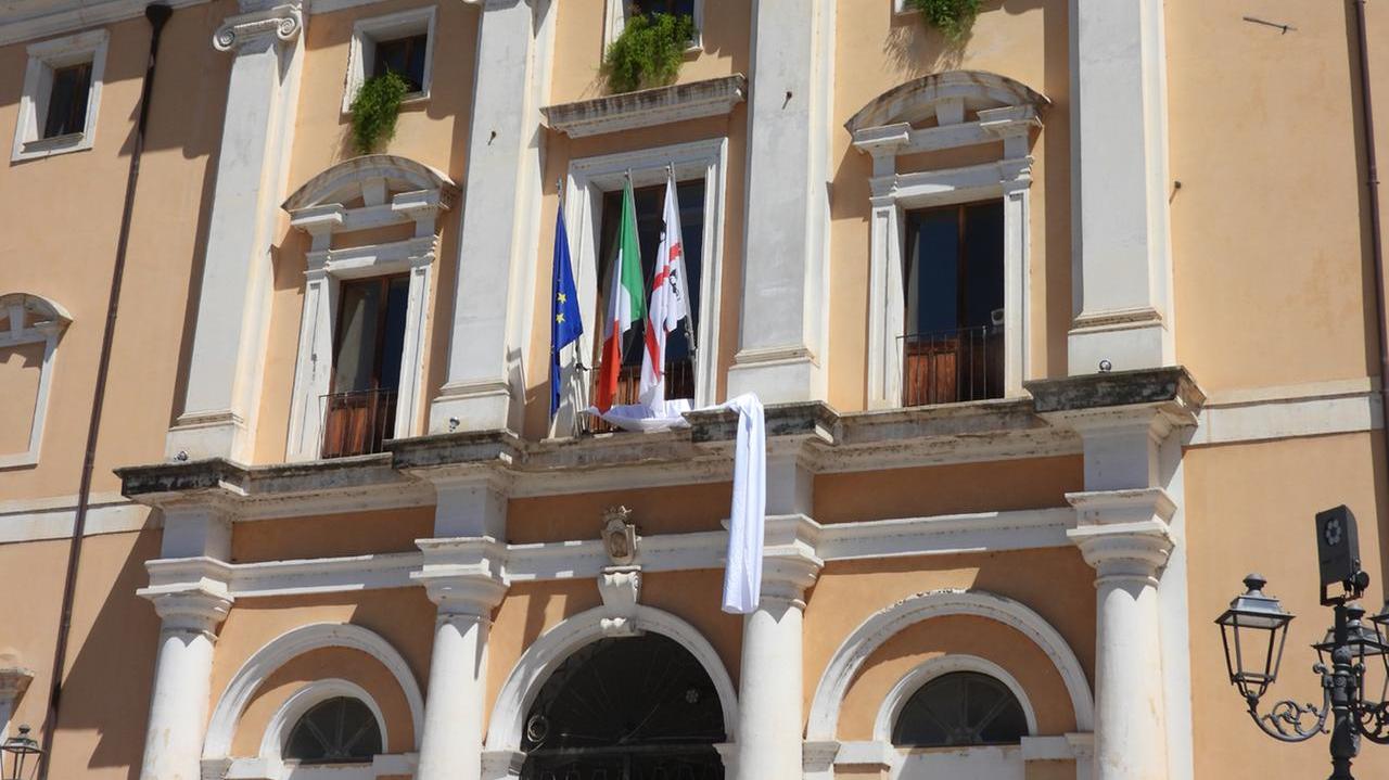 Lenzuola bianche sulle facciate dei municipi contro il massacro di Gaza