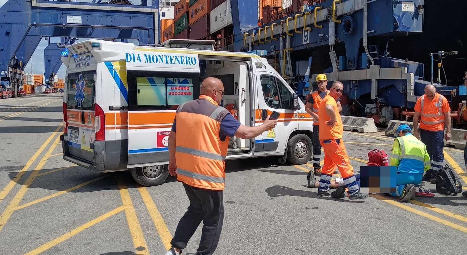 I soccorsi all'operaio in Darsena Toscana