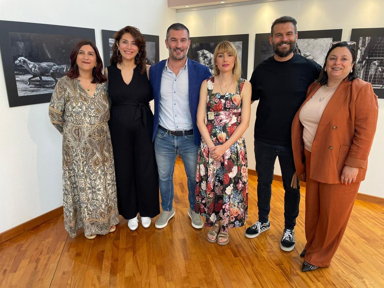 
	L'inaugurazione della mostra con Caterina Murino (la seconda da sinistra)

