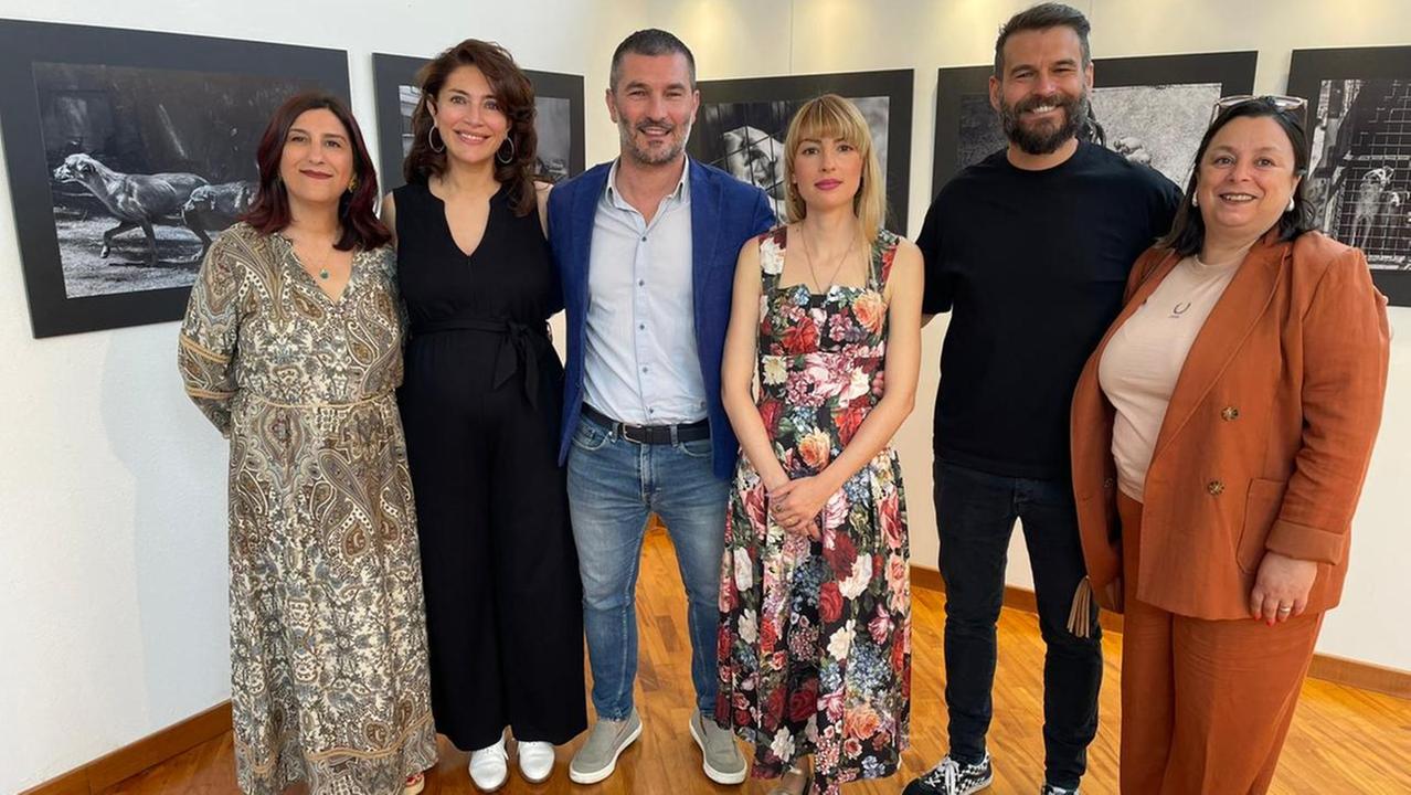 L'inaugurazione della mostra con Caterina Murino (la seconda da sinistra)