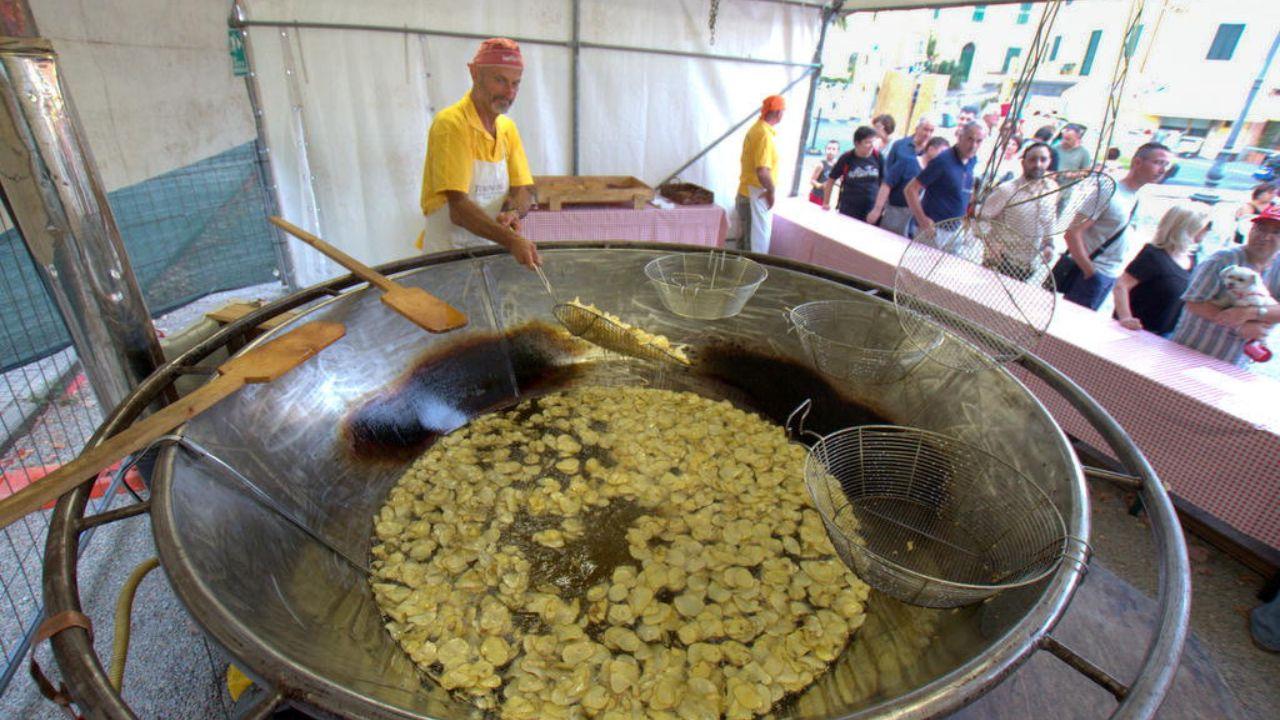
	Il padellone in cui vengono fritte quintali di patate nei giorni della sagra

