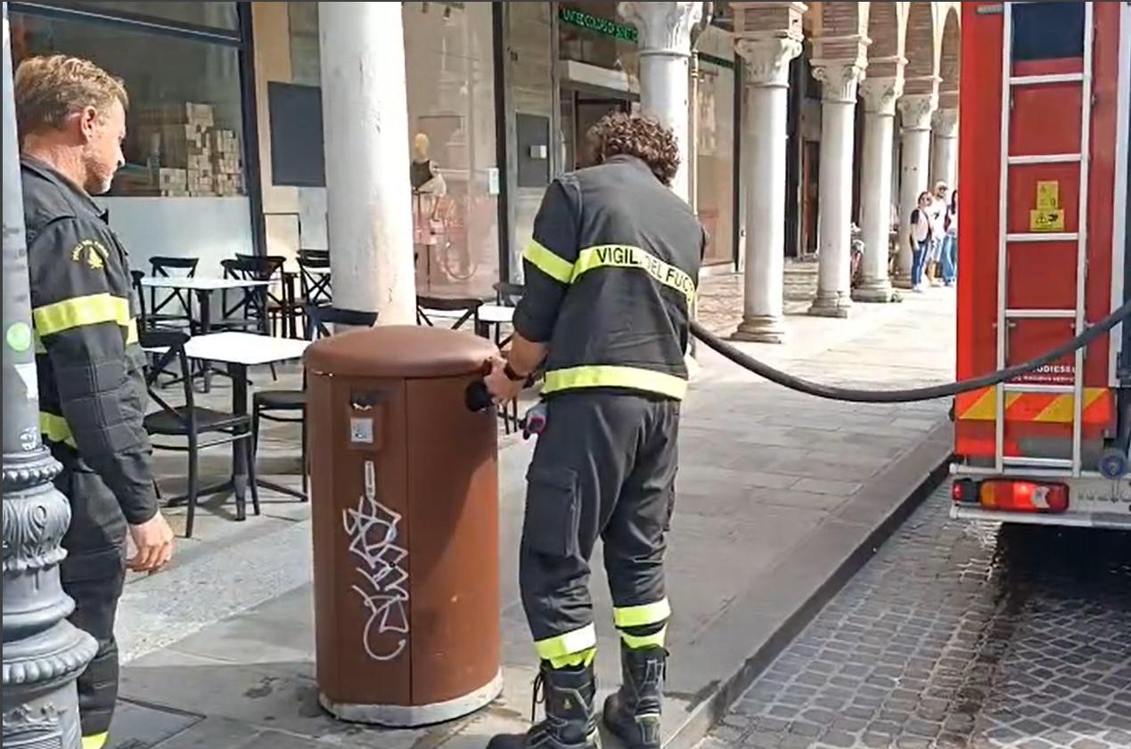 Fumo da un cestino in centro a Ferrara, arrivano i vigili del fuoco