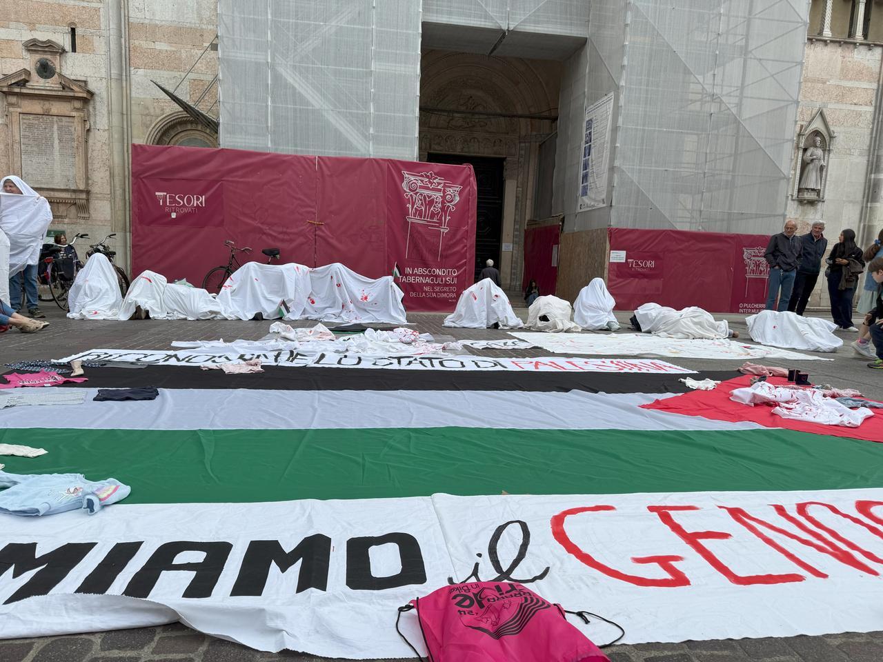 Macchiati di sangue e in silenzio. A Ferrara il flashmob per la Palestina