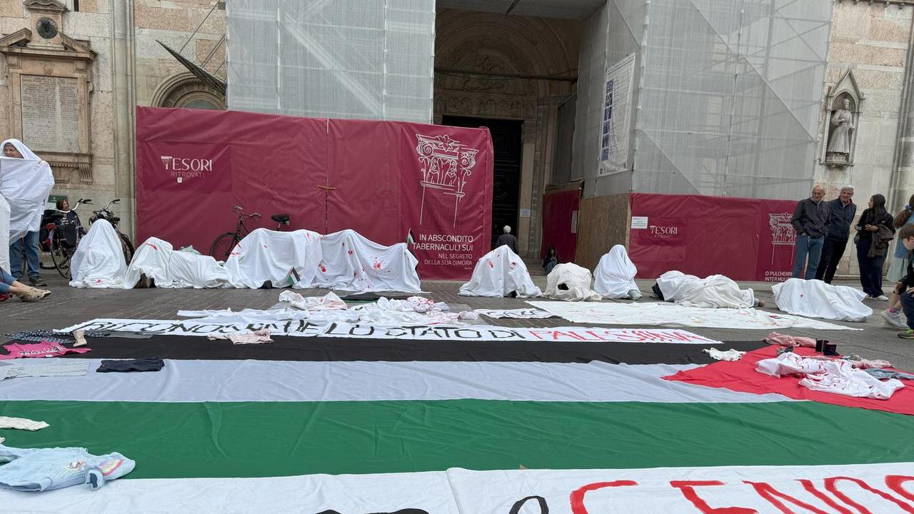 Macchiati di sangue e in silenzio. A Ferrara il flashmob per la Palestina
