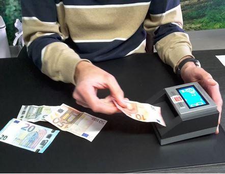 Ferrara, paga le figurine dei Pokemon con soldi falsi