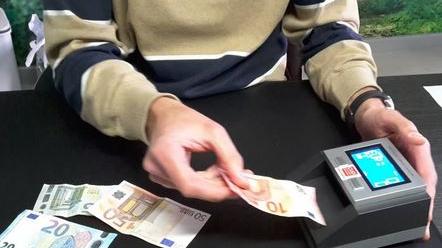 Ferrara, paga le figurine dei Pokemon con soldi falsi