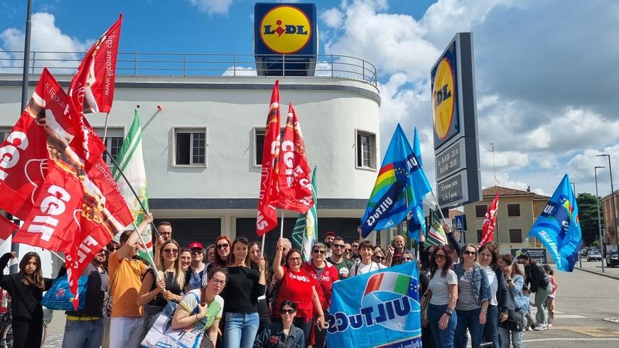 Ferrara, lavoratori di Lidl in sciopero: «L’azienda fa utili, per noi nulla»