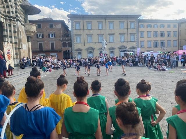 
	L'esibizione delle ginnaste dell'Etruria in piazza Duomo

