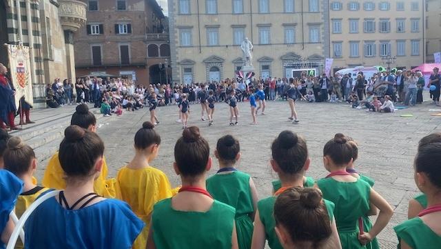 L'esibizione delle ginnaste dell'Etruria in piazza Duomo