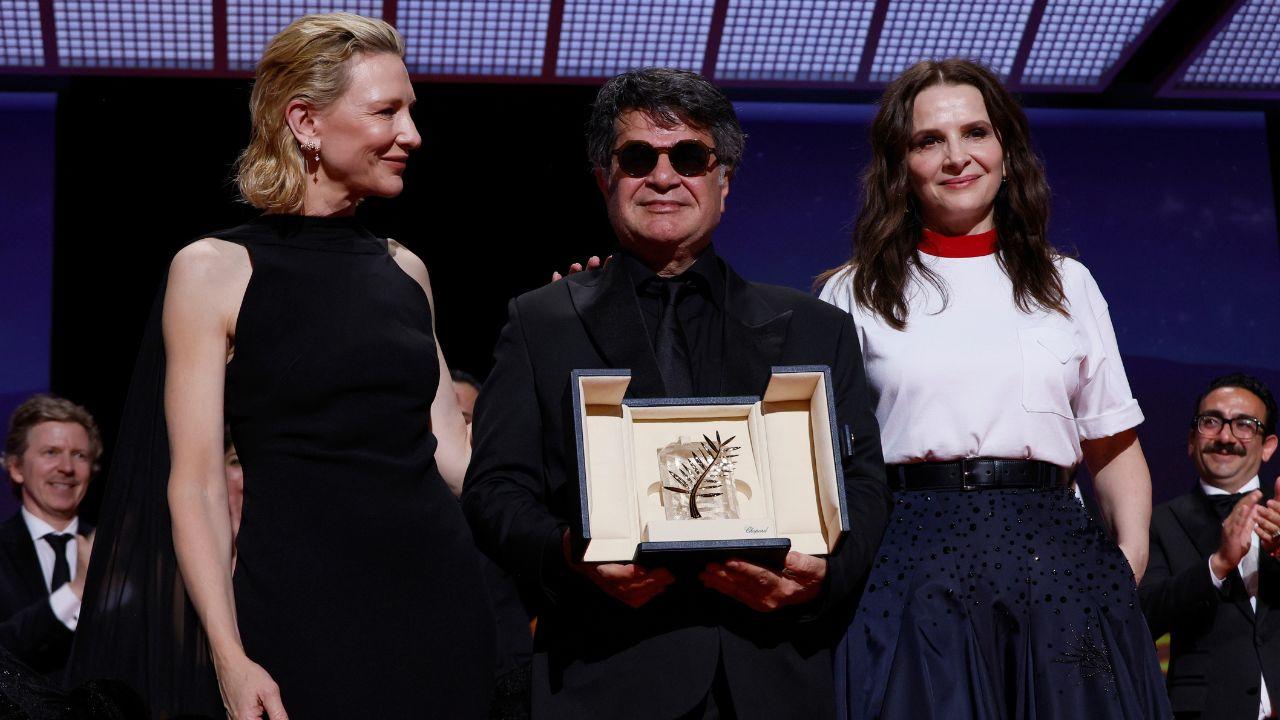 
	Il regista Panahi tra le giurate Cate Blanchette e Juliette Binoche

