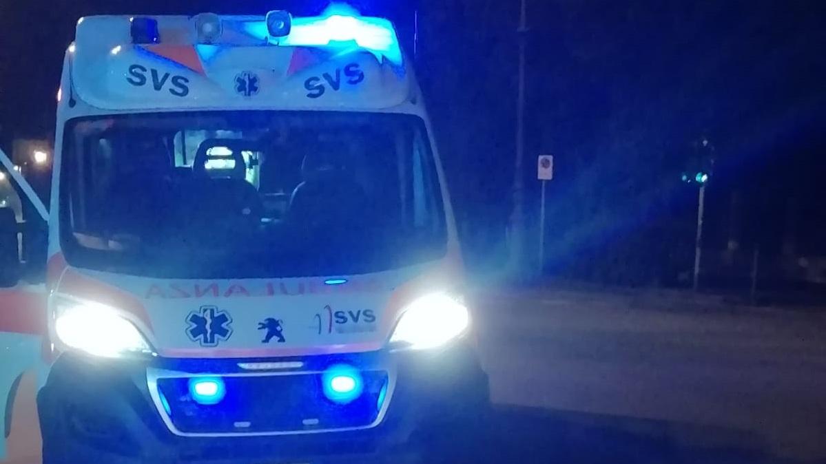Un'ambulanza della Svs durante un soccorso (foto d'archivio)