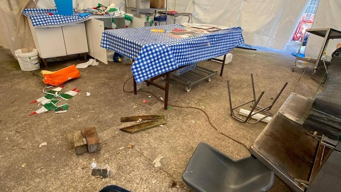 Serravalle, vandali devastano il tendone della Pro Loco. «Comunità indignata»