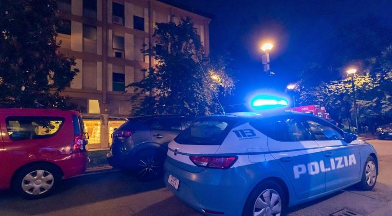 Una volante della polizia di Stato (foto d'archivio)