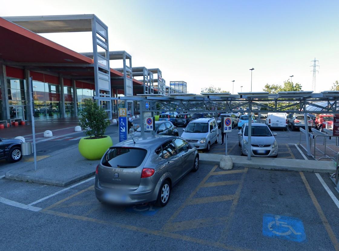 
	Il parcheggio del centro commerciale

