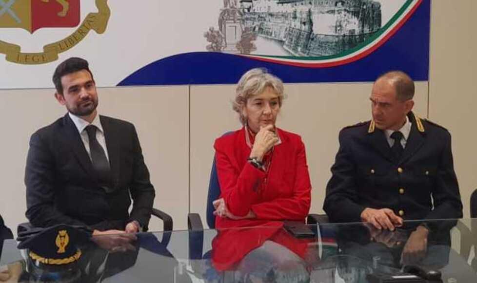 
	A sinistra il capo della Squadra mobile Riccardo Signorelli, Al centro la questora Giusy Stellino e a sinistra il capo di gabinetto Alessandro Castiglione

