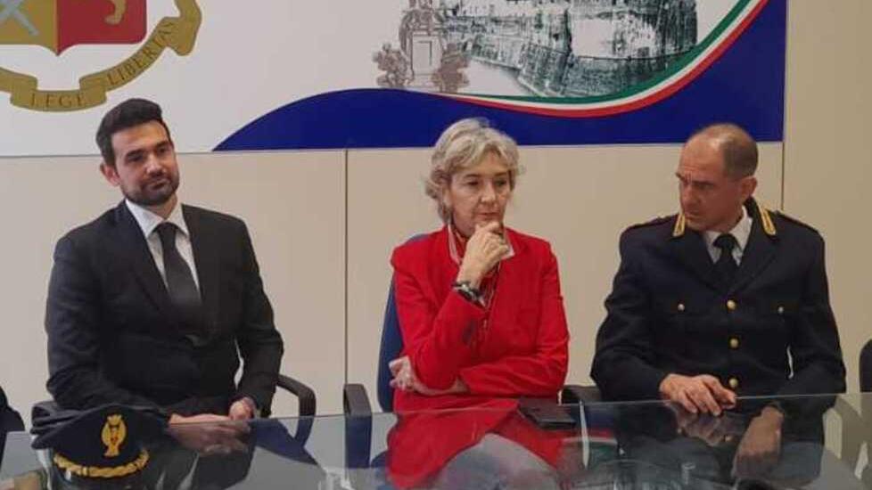 A sinistra il capo della Squadra mobile Riccardo Signorelli, Al centro la questora Giusy Stellino e a sinistra il capo di gabinetto Alessandro Castiglione
