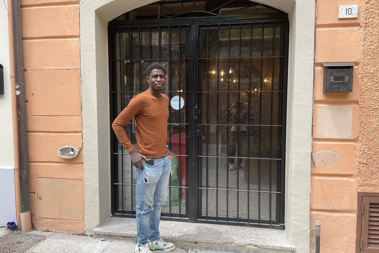 Il sarto olbiese arrivato dal Senegal diventa imprenditore: apre il primo ristorante africano in città